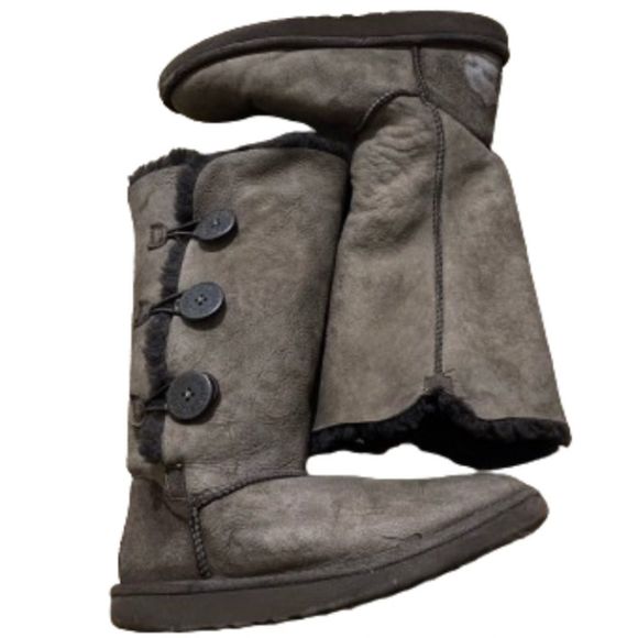 UGG WOMEN’s BAILEY BUTTON GENUINE LEATHER TAUPE WINTER BOOTS Sz-7 - Picture 1 of 11